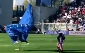 فرود میهمان ناخوانده از آسمان به زمین بازی فوتبال