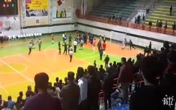 
فیلم/ درگیری شدید بازیکنان دو تیم فوتسال سن ایچ ساوه و شهروند ساری