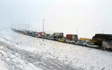 گزارش 4 بهمن در یک روز هراز / 3 جسد خارج و 8 تن در زیر بهمن گرفتار هستند+عکس