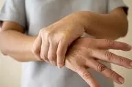 چرا بدنتان می‌لرزد؟ ۷ راهکار درمانی خانگی برای لرزش عضلات