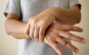 چرا بدنتان می‌لرزد؟ ۷ راهکار درمانی خانگی برای لرزش عضلات