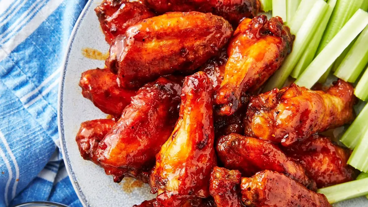 طرز تهیه بال مرغ دودی؛ طعمی خاص و خوشمزه با سبزیجات تازه
