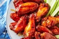 طرز تهیه بال مرغ دودی؛ طعمی خاص و خوشمزه با سبزیجات تازه