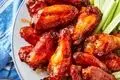 طرز تهیه بال مرغ دودی؛ طعمی خاص و خوشمزه با سبزیجات تازه
