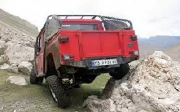 فتح صخره های خطرناک با خودروی جیپ + فیلم