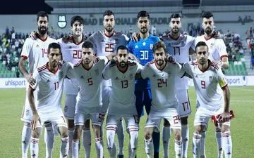 یک خواننده گمنام سرود جدید تیم ملی را می خواند