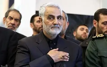 اهدای انگشتر سردار سلیمانی به شاعر جوان