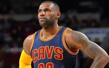 عکس/ ستاره بسکتبال در حال کشیدن سیگار