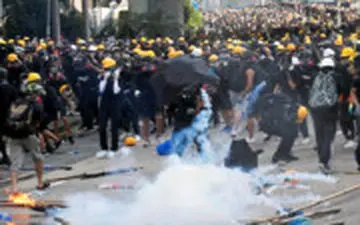 برخورد کوکتل مولوتوف به یک خبرنگار در تظاهرات هنگ‌کنگ