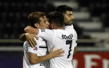 عکس/ نماز خواندن بازیکنان پرسپولیس هنگام افطار در رختکن