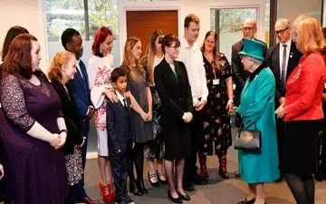 فرار پسربچه انگلیسی از ملکه الیزابت+فیلم