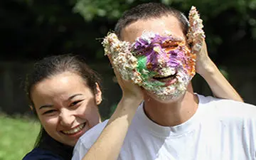 غرق شدن یک پسر در کیک تولدش! + فیلم