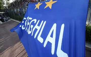 تجمع هواداران استقلال مقابل باشگاه و ورود نیروی انتظامی