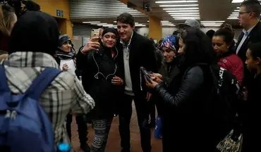 هدف نخست وزیر کانادا از گرفتن سلفی با مسافران مترو چیست؟