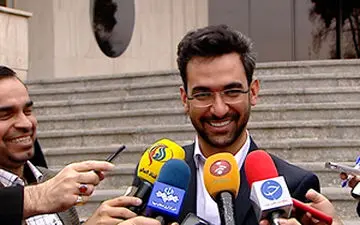 شوخی وزیر ارتباطات با موهای یکی از خبرنگاران + فیلم