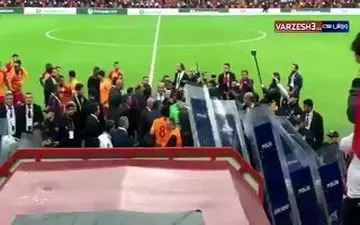 
درگیری شدید بازیکنان در پایان بازی گالاتاسرای و فنرباغچه