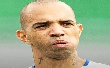 بازیکنی که به دلیل خاراندن سرش محروم شد +فیلم 