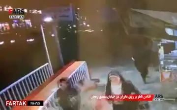 افتادن تابلو تبلیغاتی روی عابر پیاده! + فیلم