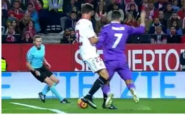 عکس/ لحظه خطای پنالتی روی رونالدو 