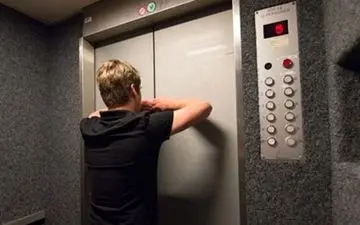 اگر هنگام حمله هوایی در آسانسور گیر افتادیم،چه کنیم؟