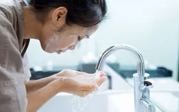 چرا باید پوست صورت را قبل از خواب بشوییم؟| نحوه شستن صورت قبل از خواب و نکات مهمی که باید بدانید
