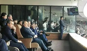 اسحاق جهانگیری در حال تماشای بازی ایران ازبکستان + عکس