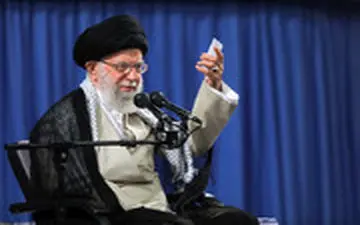  انتقاد رهبر انقلاب از رفتار با جوانانی که در خارج تحصیل کرده‌اند