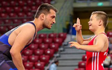 مسابقه‌ای نمایشی با حضور کشتی‌گیر سندروم دان