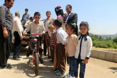 اهدای بیست دوچرخه  از سوی آموزش پرورش استان کرمانشاه به دانش‌آموزان روستای صفرشاه