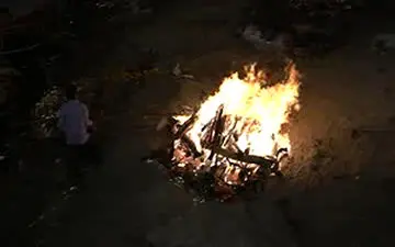 سوزاندن مردگان در هندوستان و کسب درآمد در هند+ فیلم