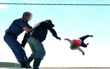 اقدام وحشتناک پدر آفریقایی در اعتراض به پلیس! 