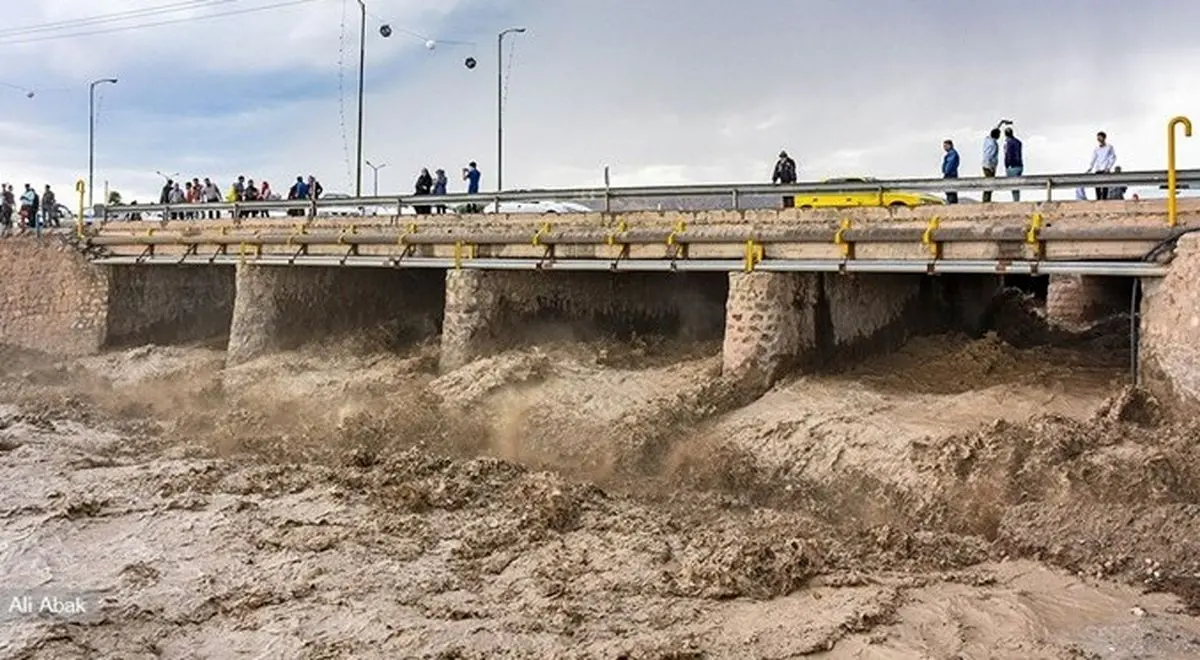 تخریب پل ورودی شهر کهنوج بر اثر بارش شدید باران و سیلاب