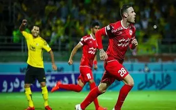 استقبال وحشتناک پرشور‌ها از مهاجم پرحاشیه + عکس