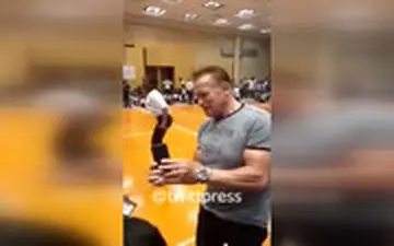 حمله جفت پا به آرنولد شوارتزنگر در آفریقا