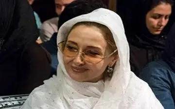  کتایون ریاحی با پای گچ‌گرفته روی ویلچر