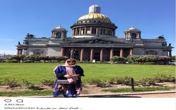 لیلا برخورداری در مقابل کلیسای اسحاق سن پطرزبورگ (عکس)
