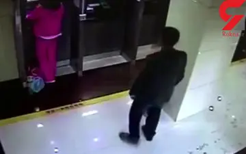 دزد بی تجربه، بدترین روش را برای دزدیدن پول زن جوان انتخاب کرد + فیلم 