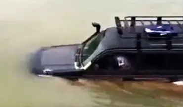 فرورفتن خودروی شاسی بلند در آب رودخانه + فیلم