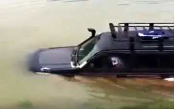 فرورفتن خودروی شاسی بلند در آب رودخانه + فیلم
