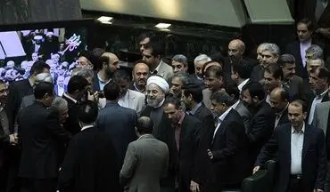 روحانی به مجلس رفت/ استقبال بیش از ۱۷۰ نماینده از رییس‌جمهور/ تشریح مسائل مهم سیاسی، اقتصادی، اجتماعی و فرهنگی در ساختمان مشروطه