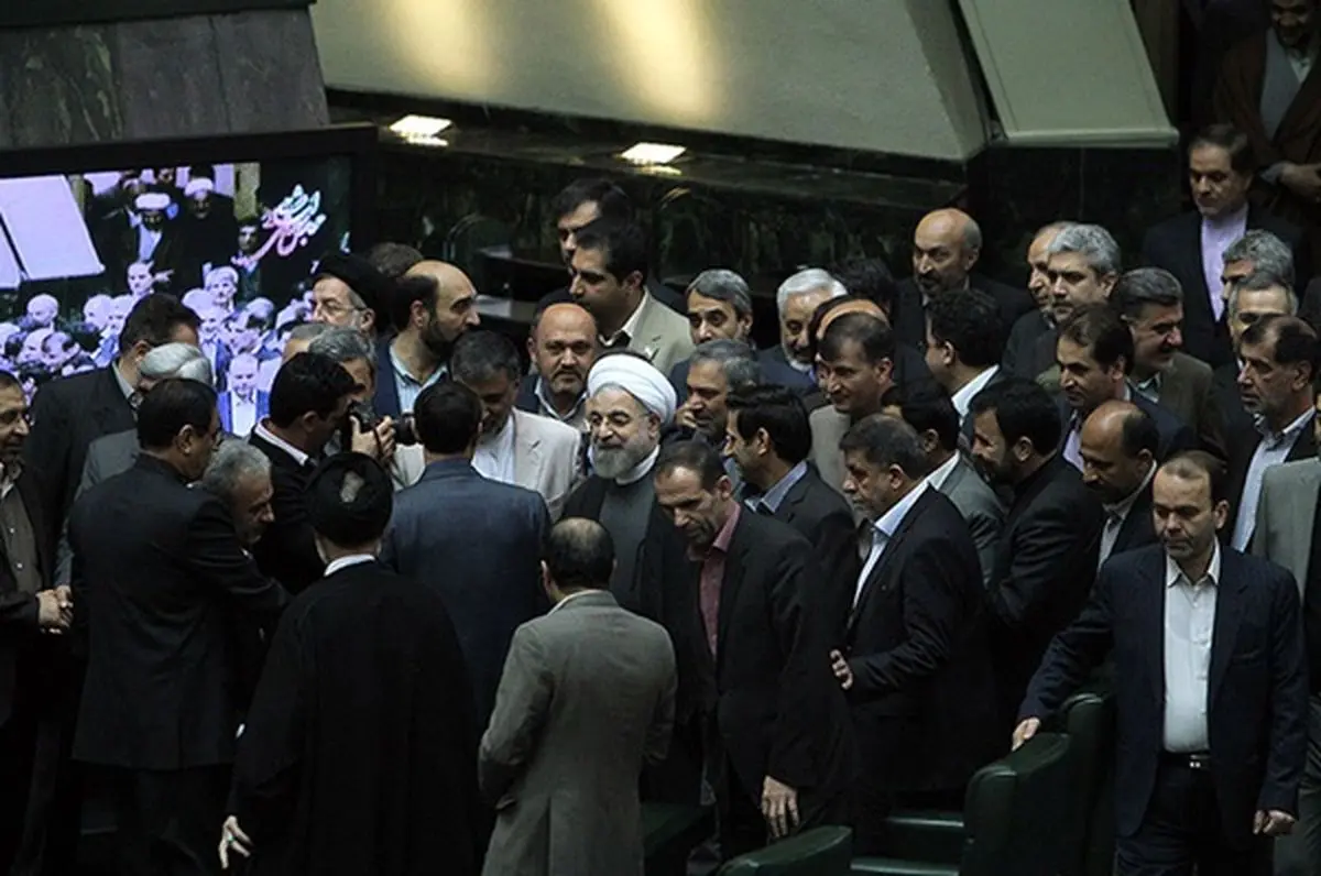 روحانی به مجلس رفت/ استقبال بیش از ۱۷۰ نماینده از رییس‌جمهور/ تشریح مسائل مهم سیاسی، اقتصادی، اجتماعی و فرهنگی در ساختمان مشروطه