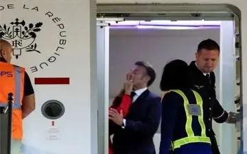 ماکرون به سیلی خوردن از همسرش هنگام پیاده شدن از هواپیما واکنش نشان داد