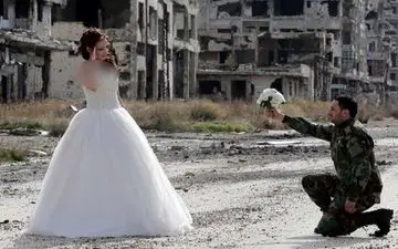 عروس 18 ساله و داماد 27 ساله در خرابه‌ها ازدواج کردند