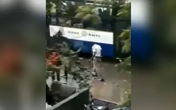 اقدام تحسین برانگیز مأمور پلیس در روز بارانی