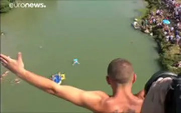  مسابقه شیرجه از پل ۲۲ متری یک روستا