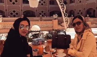 خانم بازیگر ایرانی در کنار خواهرش که دکتر است در یزد 