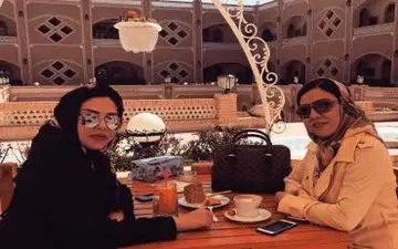 خانم بازیگر ایرانی در کنار خواهرش که دکتر است در یزد 