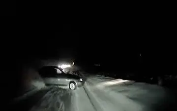 تصادف شدید در جاده‌ای دو طرفه به دلیل سر خوردن خودرو+ فیلم 