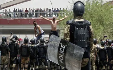 معترضان عراقی‌ در بصره مسیر منتهی به گذرگاه مرزی مشترک با ایران را بستند