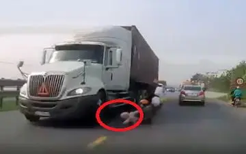 فداکاری مادر شجاع برای جلوگیری از له‌شدن فرزندش زیر کامیون + فیلم 